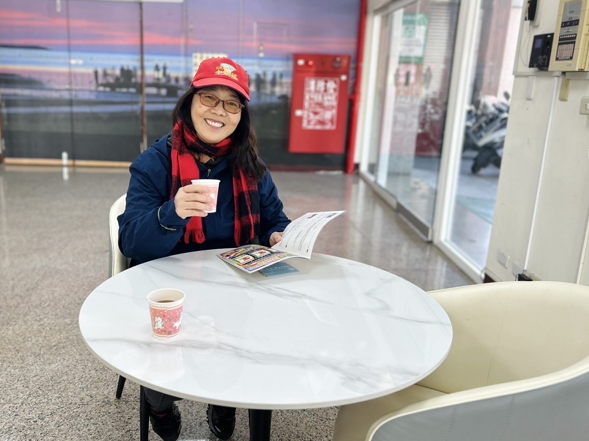 民眾直說公所提供薑茶服務「暖身又暖心」。（圖/謝榮浤拍攝）