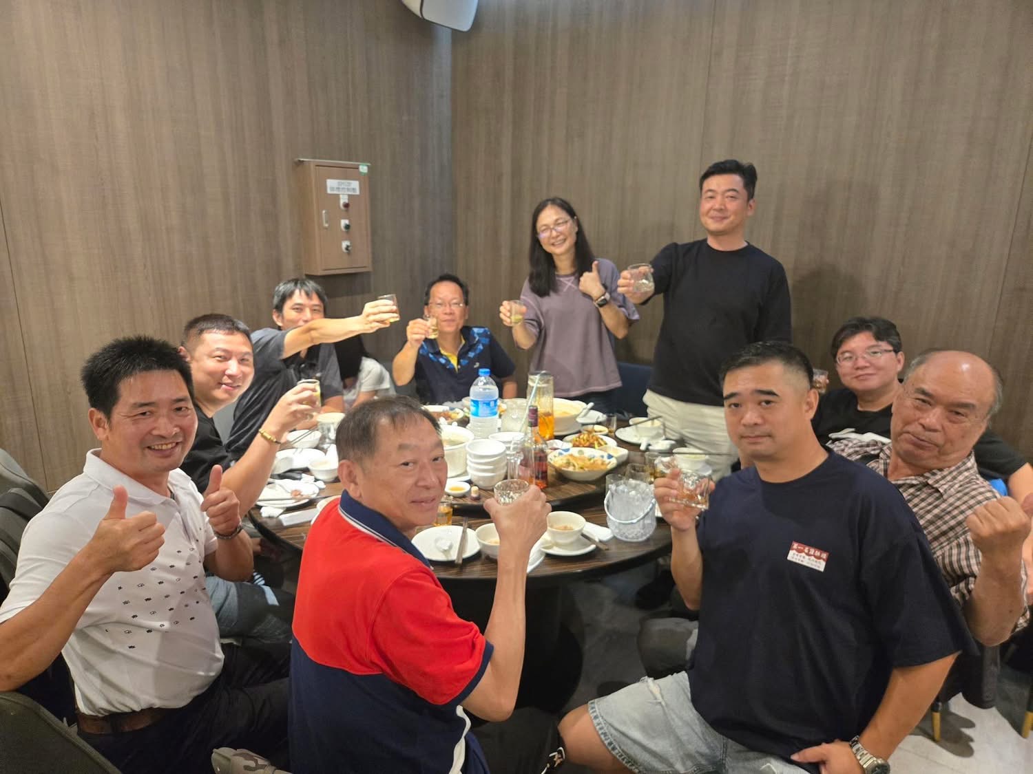 理事長設宴款待，賓主盡歡
晚餐由理事長慷慨贊助，豐盛佳餚讓大家吃得開心、聊得盡興，彼此交流校友情誼，在歡笑中留下美好回憶。（圖/謝榮浤翻攝）