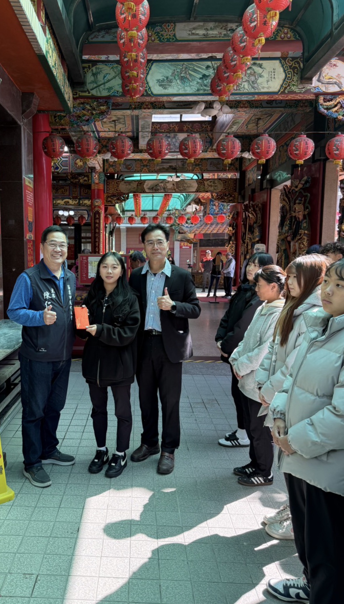 苗栗市民代表會主席陳仁杰也慷慨解囊力挺苗栗高中選手，祝他們順利成功。（圖/苗栗高中提供）