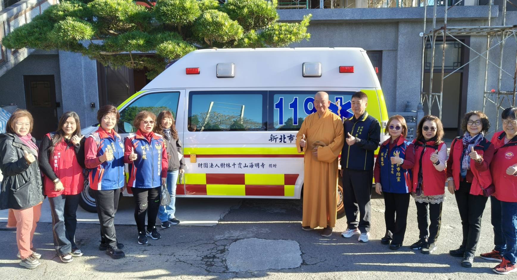 海明寺今(4日)捐贈第二輛救護車,守護地方安全。(圖/謝榮浤拍攝)