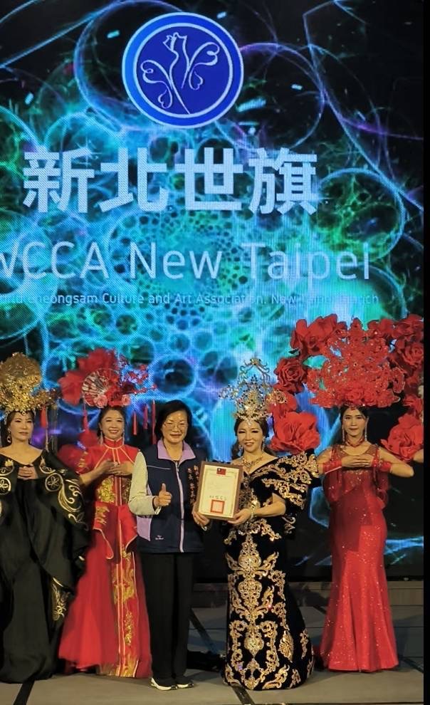 新北市社會局李局長頒發立案證書給新北分會創會長簡明珊。（圖/莊育平翻攝）