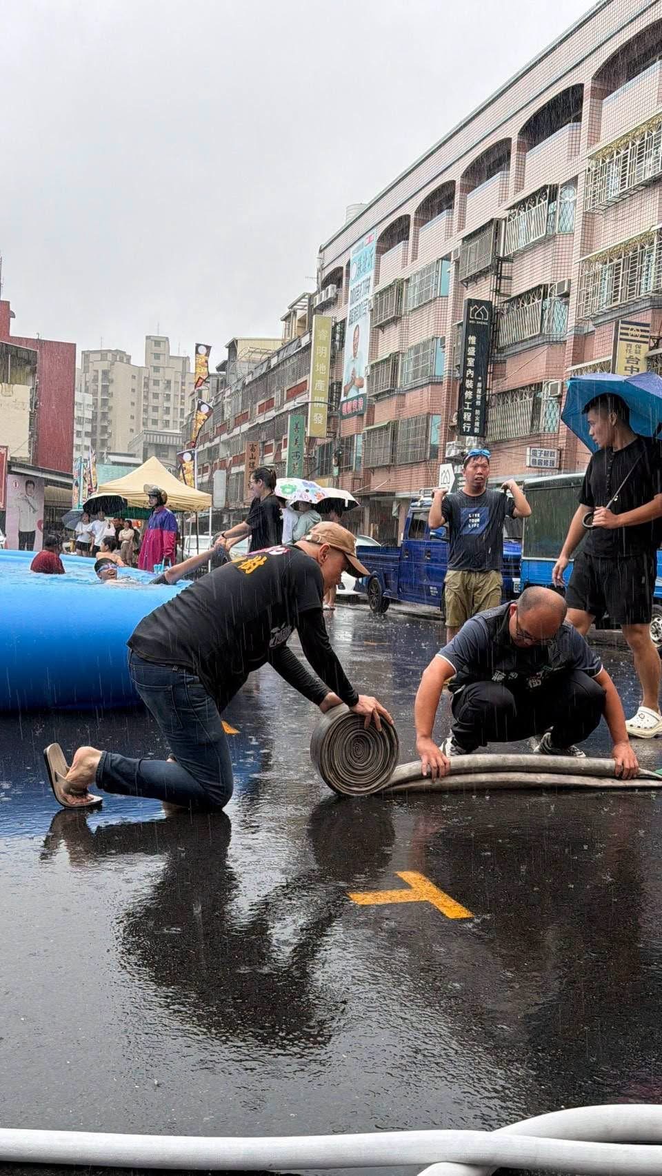 霧峰潑水節遇大雨熱情不減　江和樹感性喊話：雨會停，服務的腳步不會停