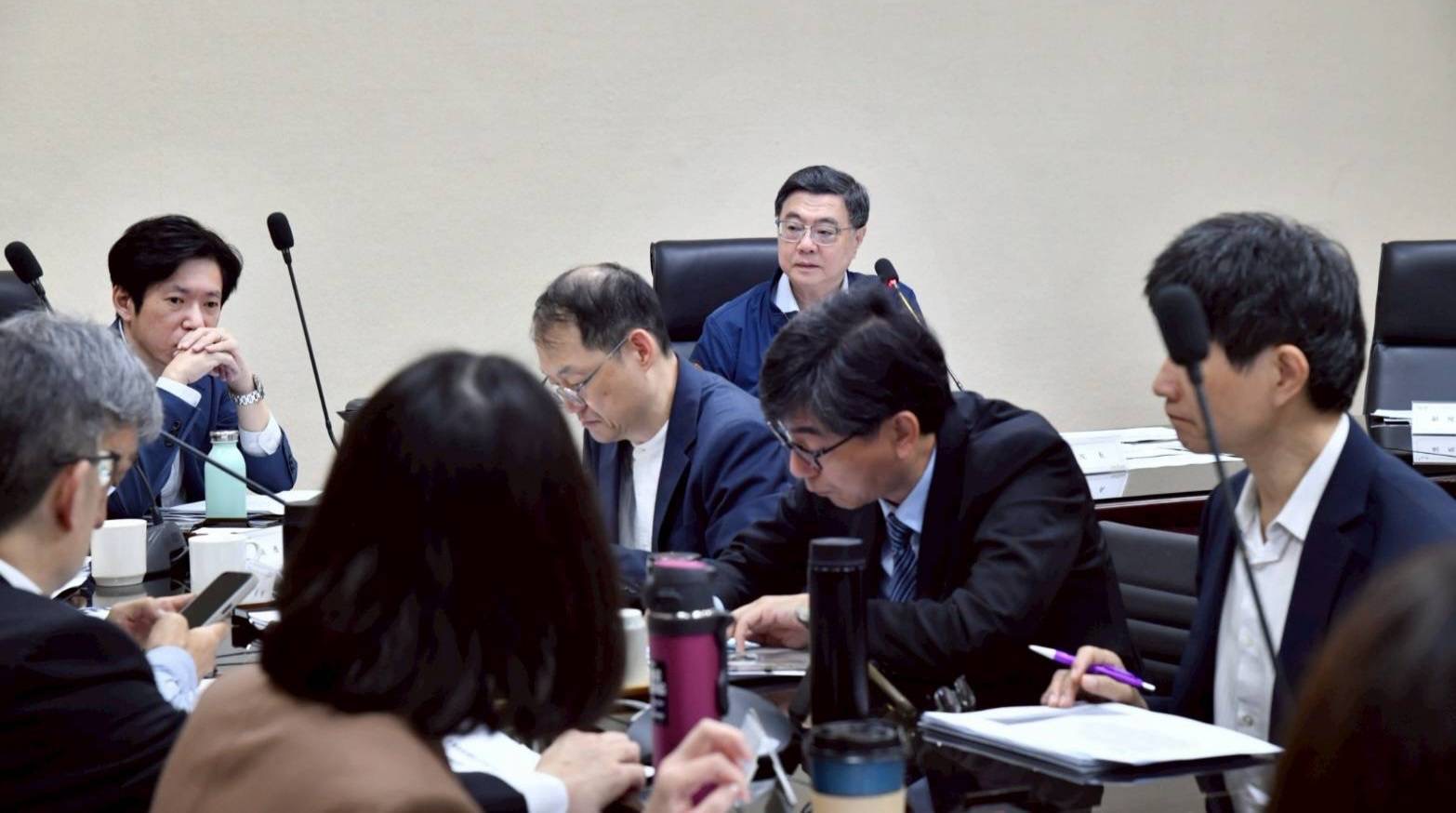 「因應中東衝突民生安定專案會議」 行政院卓揆：緊盯國際情勢與原物料供應鏈動態、強化聯合稽查 確保經濟與民生安定