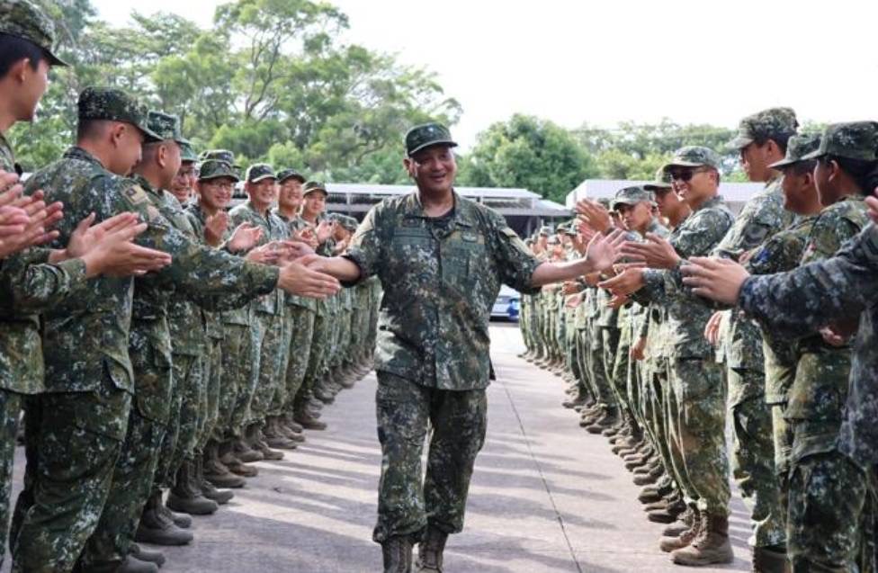 部隊官兵擊掌歡送王安華士官長榮退（翻拍自58砲指部照片）