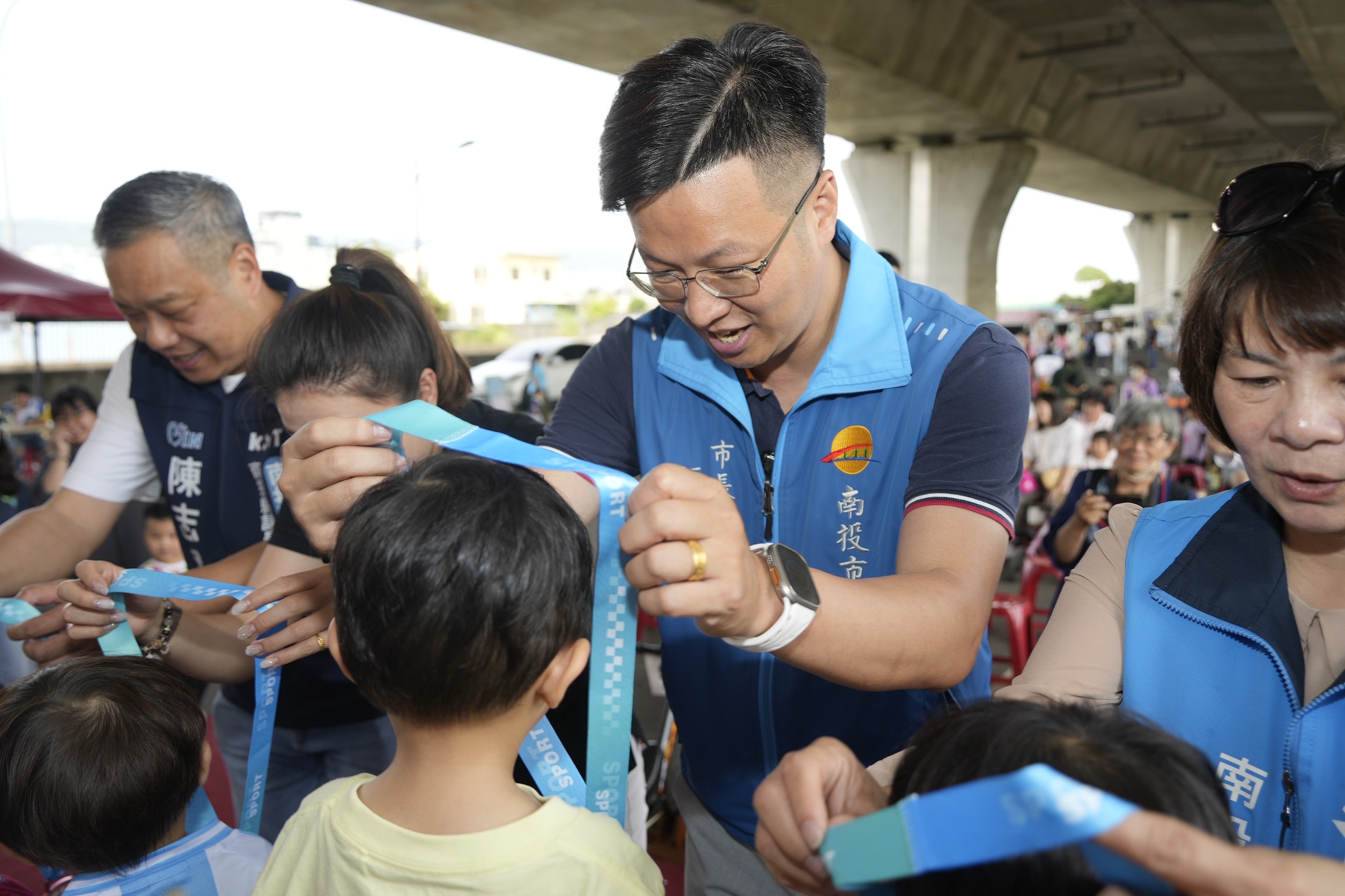 南投市張嘉哲市長為2至7歲幼童滑步車競賽選手嘉勉。（圖/彭美惠翻攝）