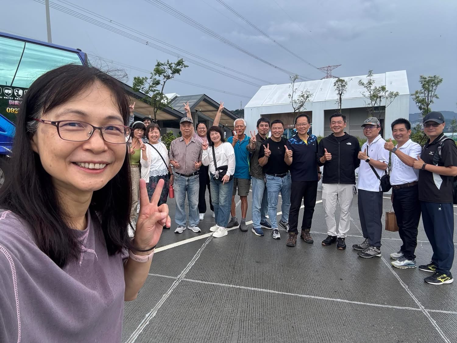國立苗栗高級商業職業學校校友會年度聯誼活動熱鬧展開，校友們齊聚出發，以燦爛笑容與滿滿活力揭開一日遊序幕，期待共同創造難忘回憶。（圖/謝榮浤翻攝）