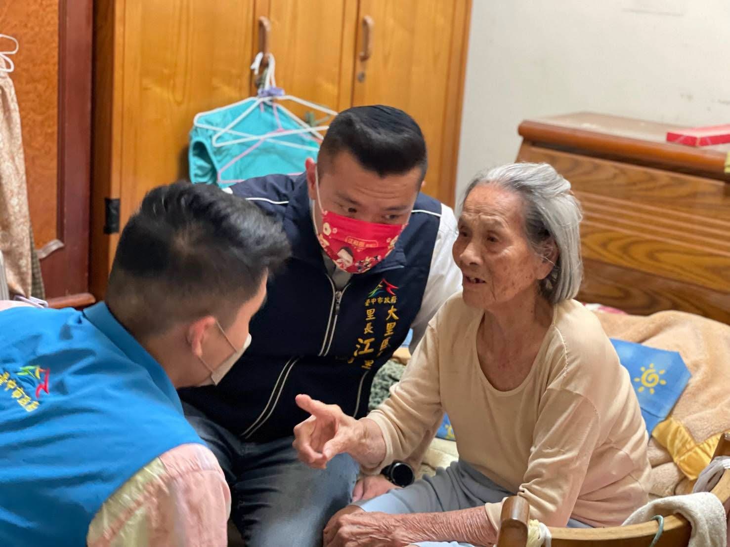 立德里里長江慶賢與台中市議員江和樹關懷長者福利,針對敬老卡政策交換意見。(圖/彭美惠翻攝)
