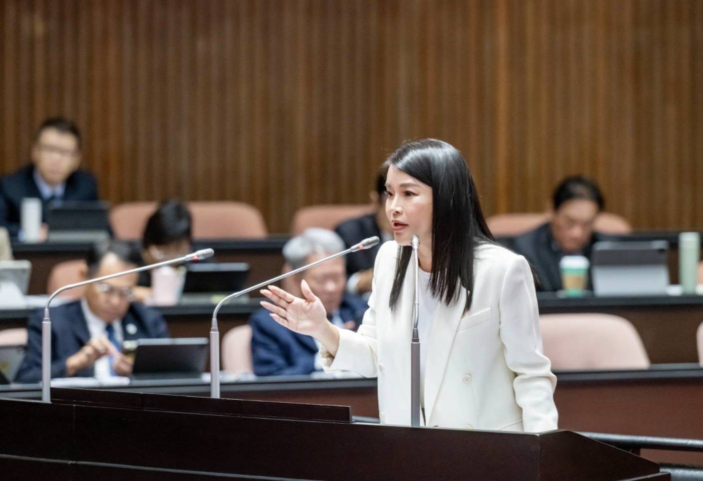 立院通過老人免健保費修法 張嘉郡：照顧長者、家庭減壓達雙贏