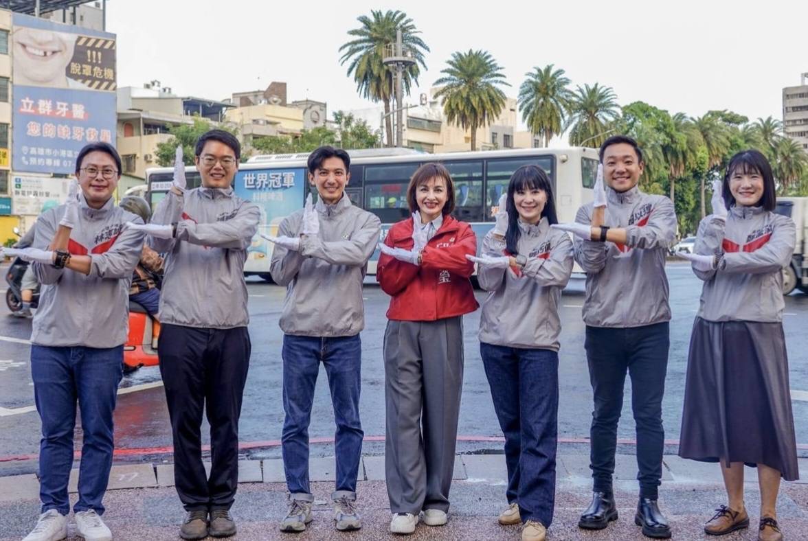 今天一起站路口的年輕人林浤澤、鄧巧佩、張以理、張耀中，也帶著滿滿的理想與願景，希望能夠為高雄做更多事。（圖/謝榮浤 邱水文翻攝）