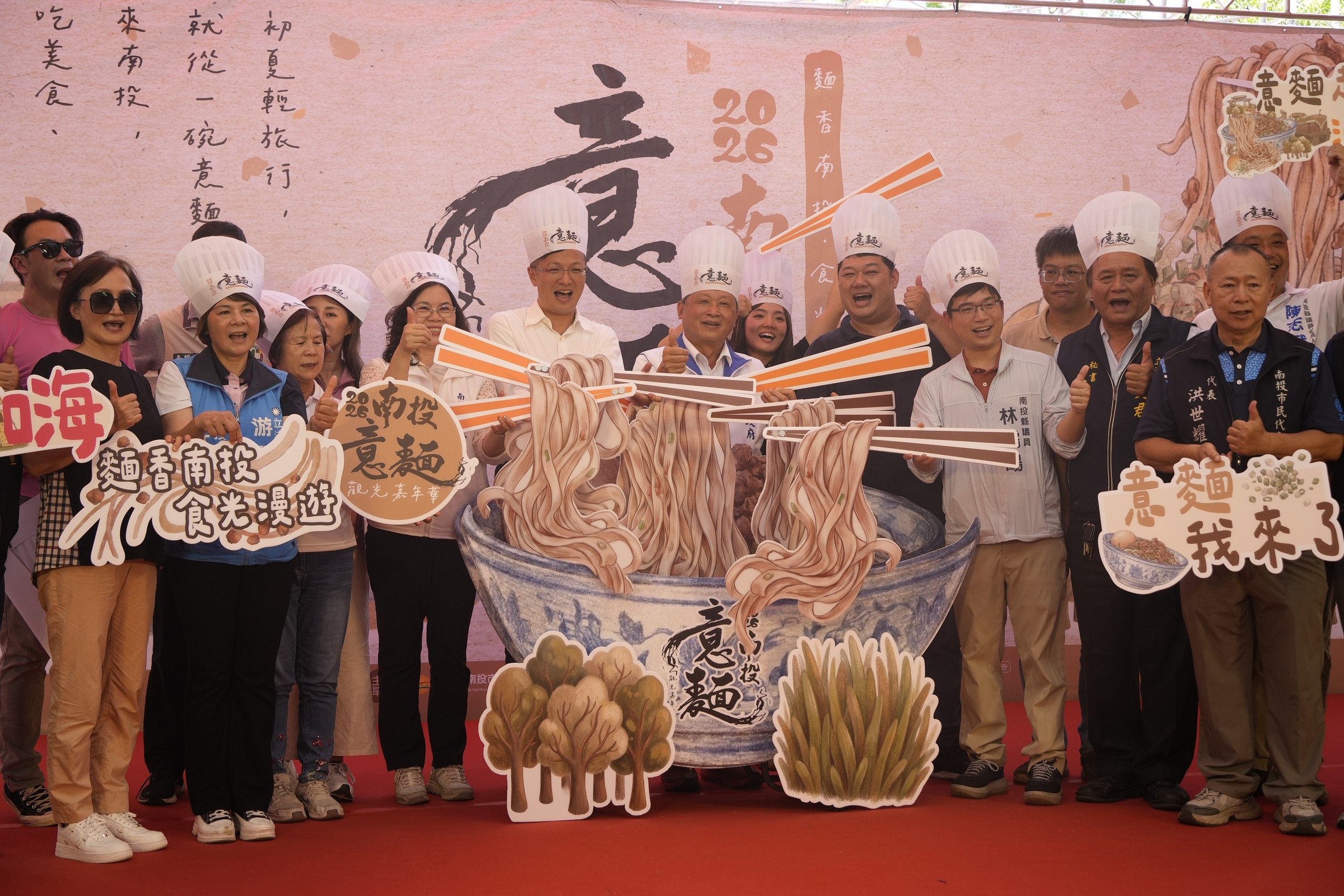 嘉年華暖身系列活動「南投意麵×市場與巷弄走讀」自6月推出以來,4梯次場場額滿,帶領民眾走訪百年市場及在地製麵廠,深入認識南投意麵的製麵工藝、產業故事與地方文化。(圖/彭美惠翻攝)
