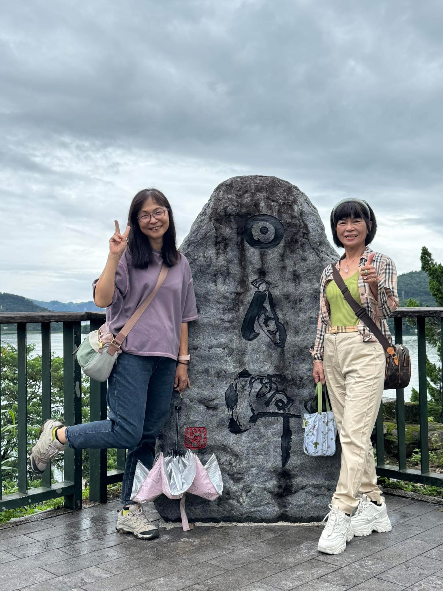 日月潭地標留影
校友們漫步日月潭環湖景點，在湖光山色間拍照留念，享受悠閒自在的旅遊時光，留下珍貴的紀念畫面。（圖/謝榮浤翻攝）