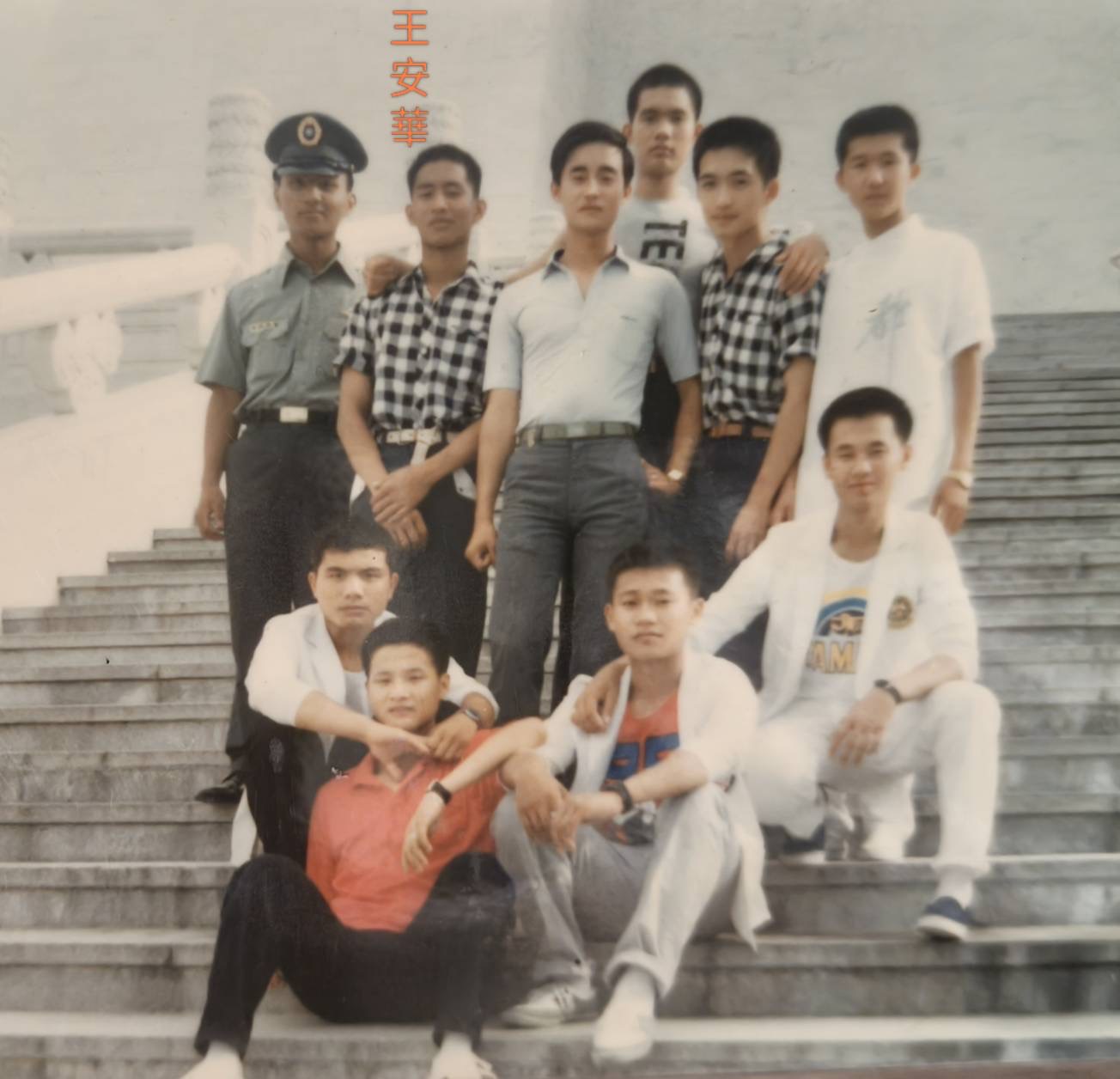 41年前在軍校就讀時期全班出遊的照片。（圖/記者莊育平翻攝）