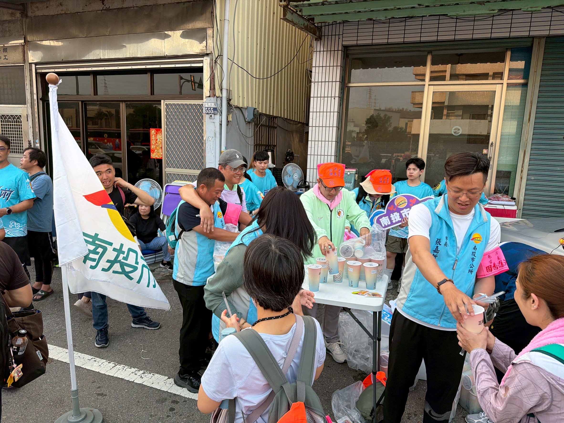 南投市政府市長張嘉哲熱心發放食物飲料給白沙屯馬祖香燈腳進香客。（圖/彭美惠翻攝）