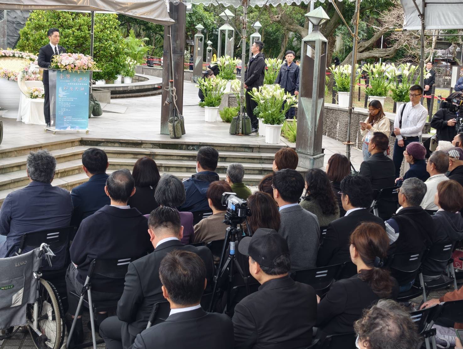 台北市長蔣萬安出席在二二八和平紀念公園舉行的「化仇恨於無形 肇和平於永遠」二二八事件紀念獻花活動，並發表致詞。（圖/謝榮浤 邱水文拍攝）