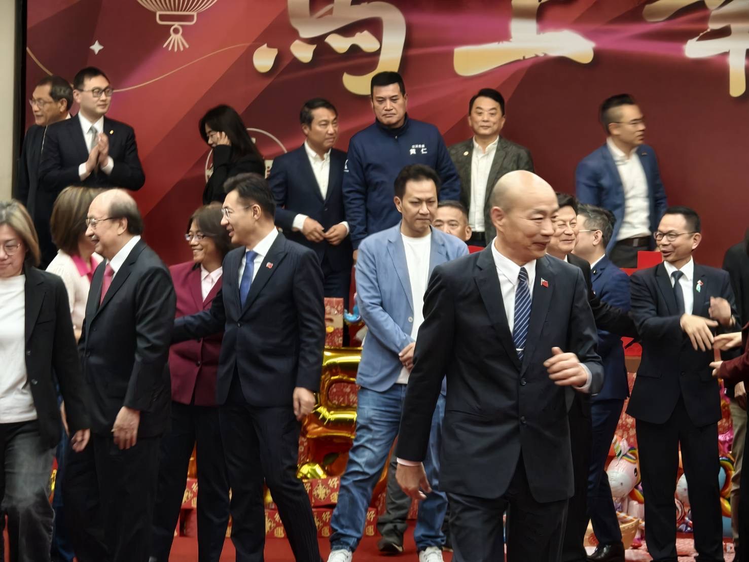 好不熱鬧的相互拜年。（圖/謝榮浤 邱水文拍攝）