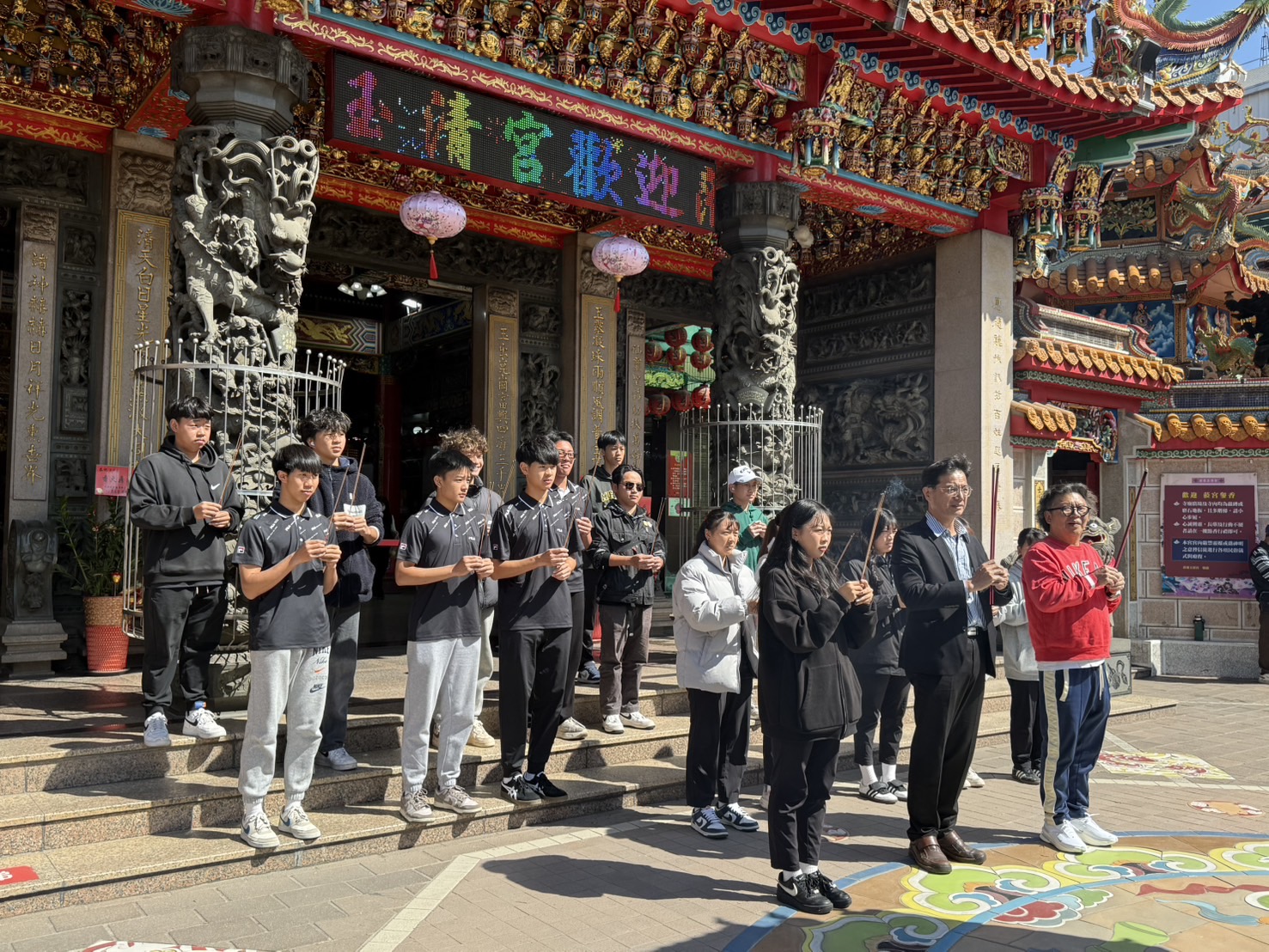 國立苗栗高中校長巫正成校長帶領參與全中運選手於玉清宮祈福賽事一切順利平安。（圖/謝榮浤翻攝）