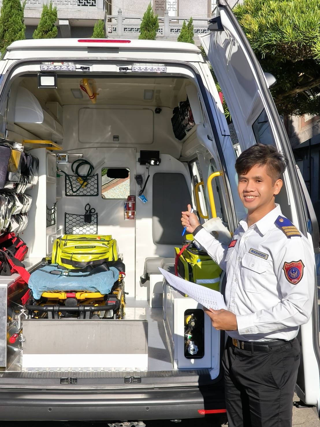 本次捐贈的高頂救護車為全配備,消防局黃姓高級救護員現場解說設備功能。(圖/謝榮浤拍攝)