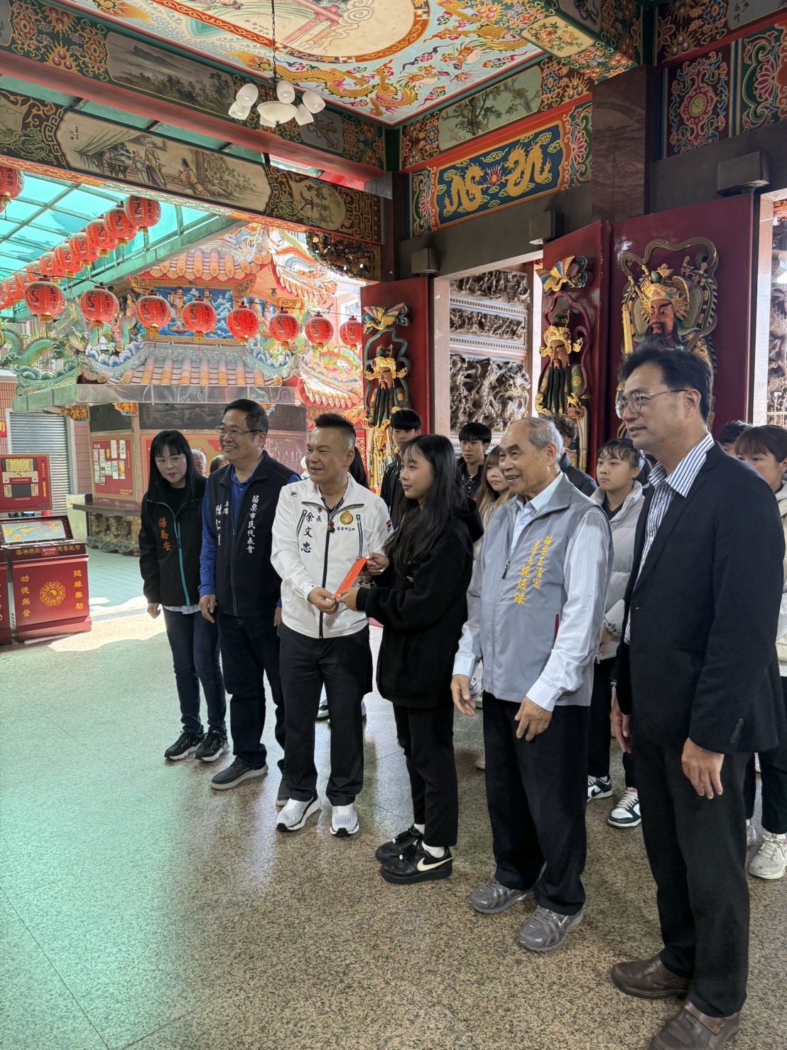 苗栗市長余文忠於玉清宮慷慨贊助苗栗高中木球隊選手們，成為選手重要後盾。（圖/苗栗高中提供）