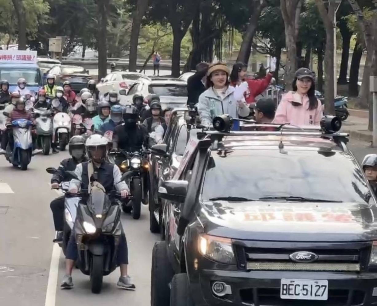 另類造勢超吸睛！邱議瑩、黃捷號召「擋泥板騎士團」掃街衝勝選氣勢
