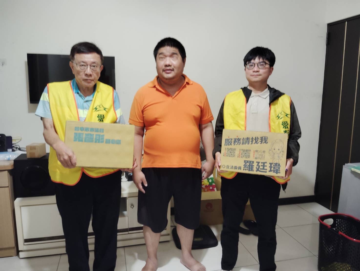 關懷弱勢不間斷　公益里長劉興峰偕里幹事、志工訪視全盲里民送暖