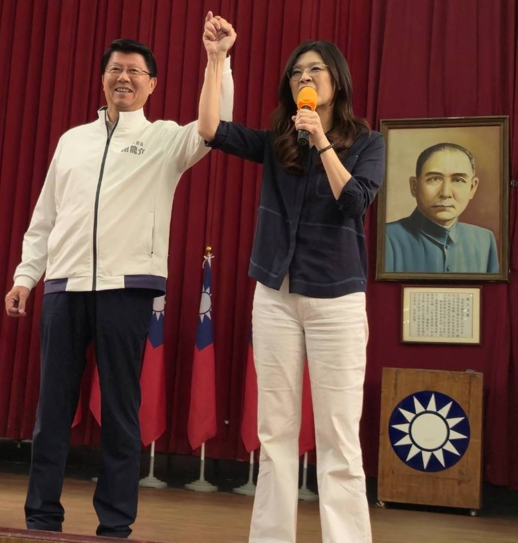 鄭麗文主席公開力挺台南市長參選人謝龍介，強調「給謝龍介四年，還台南乾淨與光明」（圖/邱水文 蔣孝花翻攝）