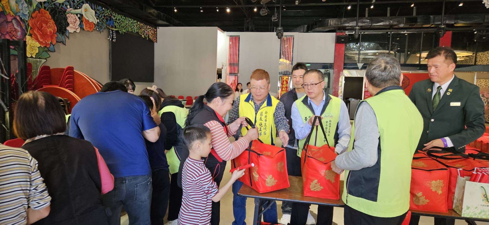 三峽家協會員協助發放，發放流程順暢有序。（圖/謝榮浤翻攝）