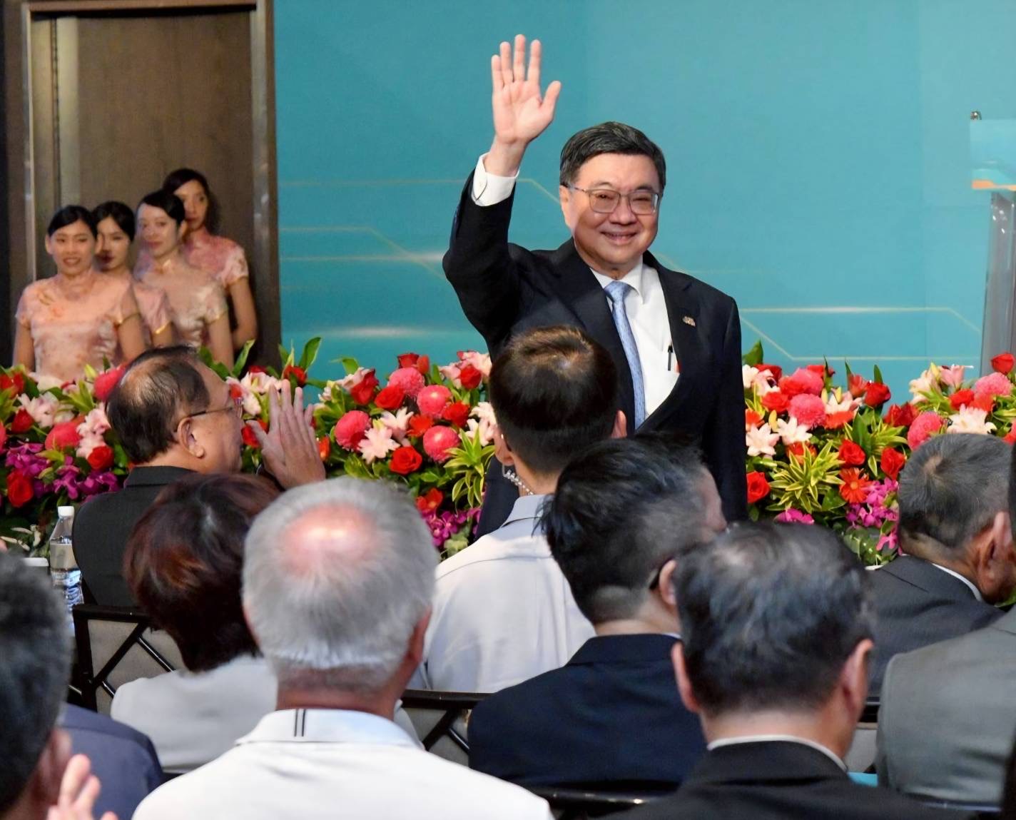 頒發國家磐石關懷獎章 卓揆盼8月底前擬定完成《中小微企業轉型升級發展條例》草案 加大力道提供支持