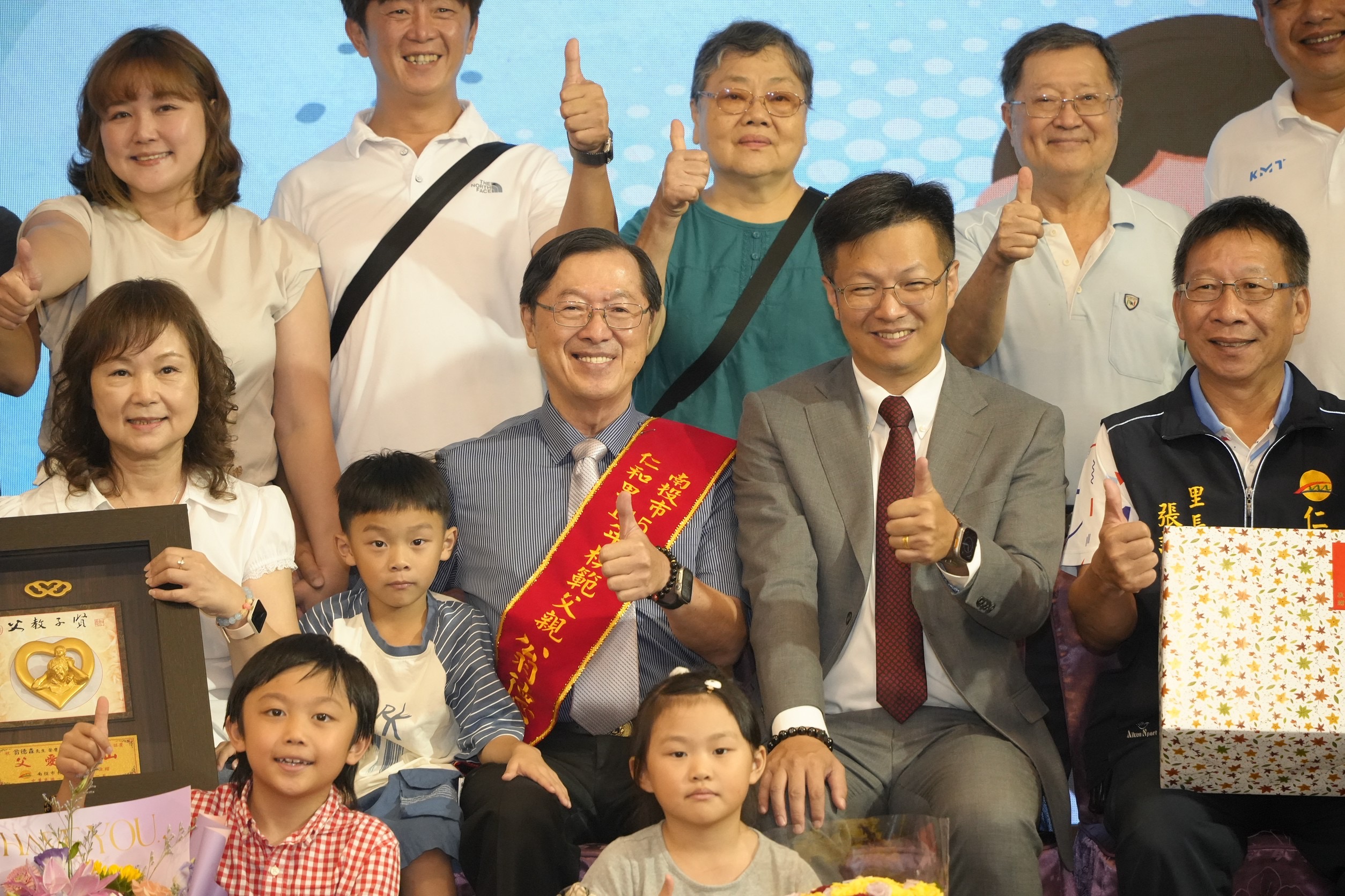 模範父親仁和里的翁德森先生全家福。(圖/彭美惠翻攝)
