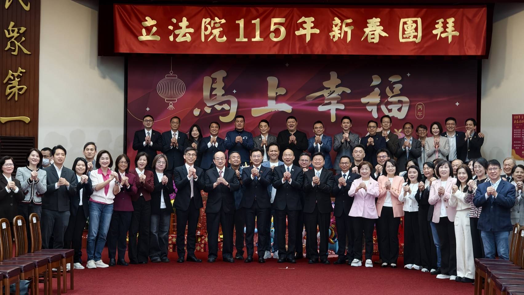 115年立法院新春團拜於群賢樓大禮堂登場，立法院長 韓國瑜 與副院長 江啟臣，以及朝野黨團幹部合影。（圖/謝榮浤 邱水文拍攝）
