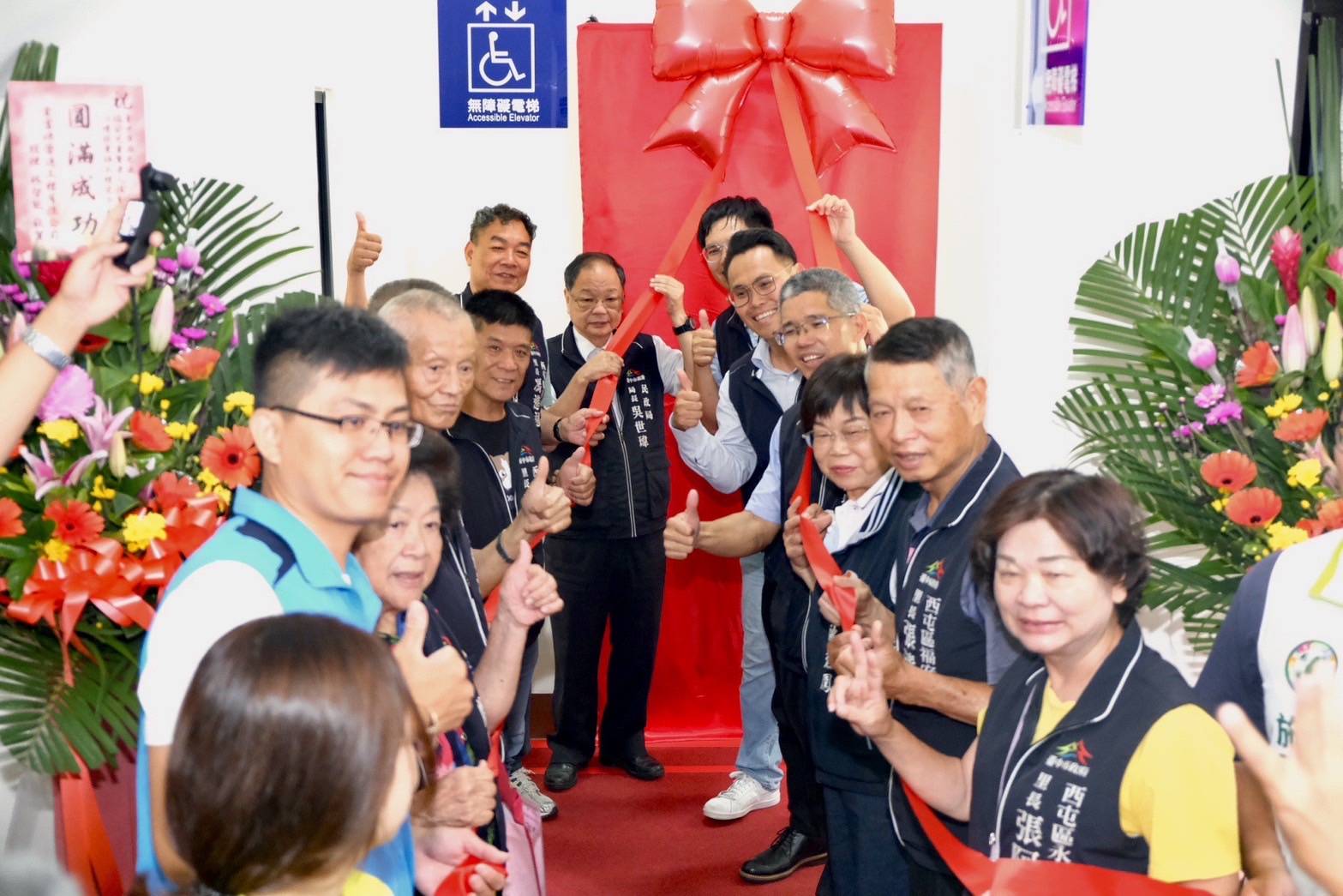 吳世偉民政局長、鄭錫禧西屯區公所區長⋯⋯等市政府長官蒞臨。(圖/西屯區公所提供)