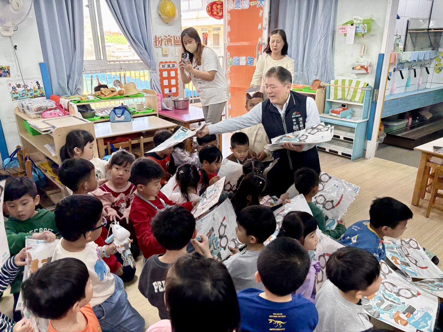 活動中蔡區長也贈送小朋友們今年燈會最夯的「姆明Moomin」小提燈。（圖/清水區公所提供）