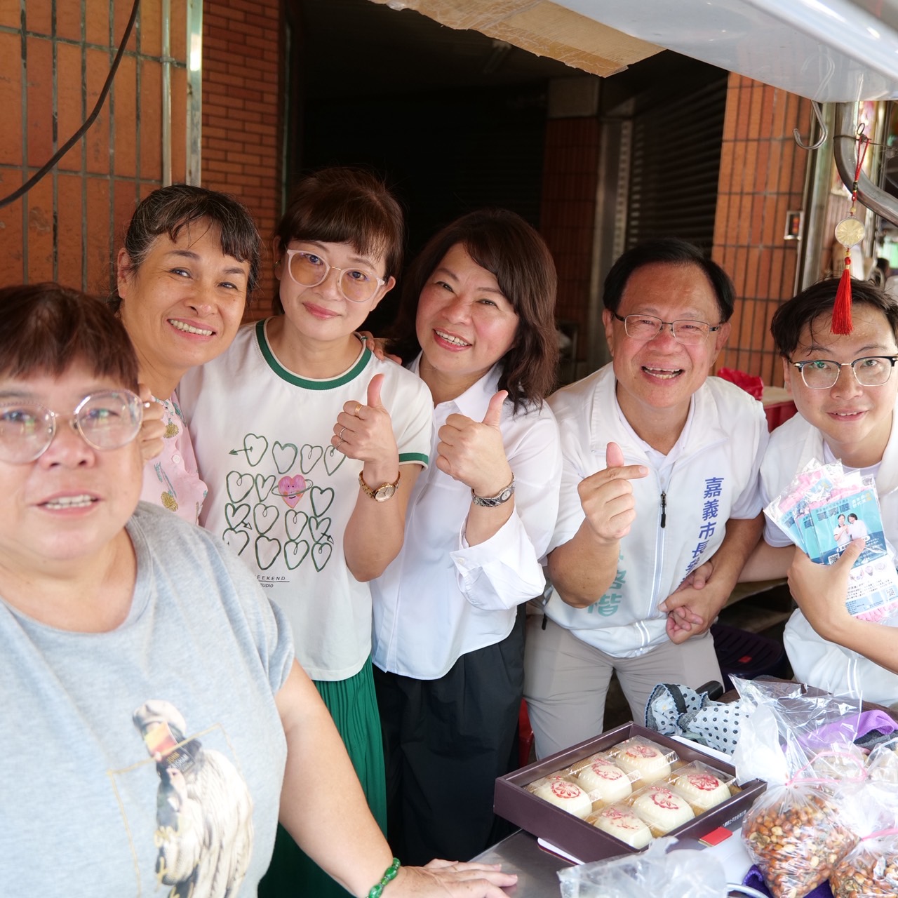 嘉義市選情再升溫！嘉義市長黃敏惠首度偕張啓楷黃政融進永和市場掃街拉票、強力推薦，里長、自治會會長、南遊宮主委助陣掃街