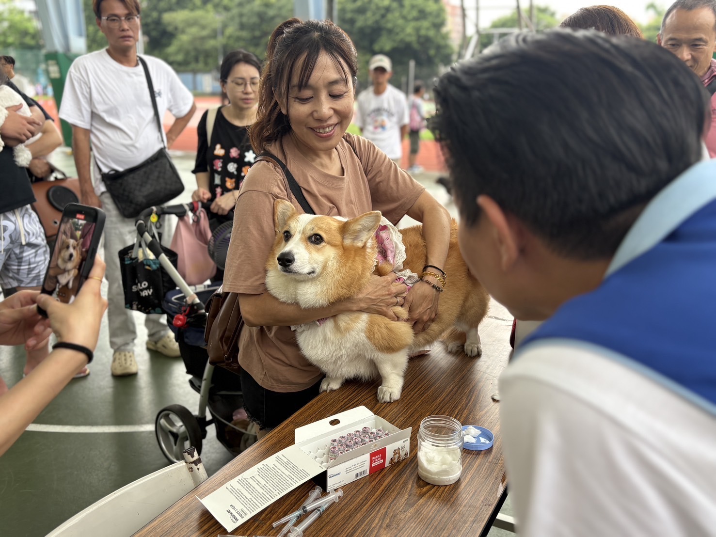 民眾攜帶家犬施打疫苗。（圖/特派陳香桂拍攝）
