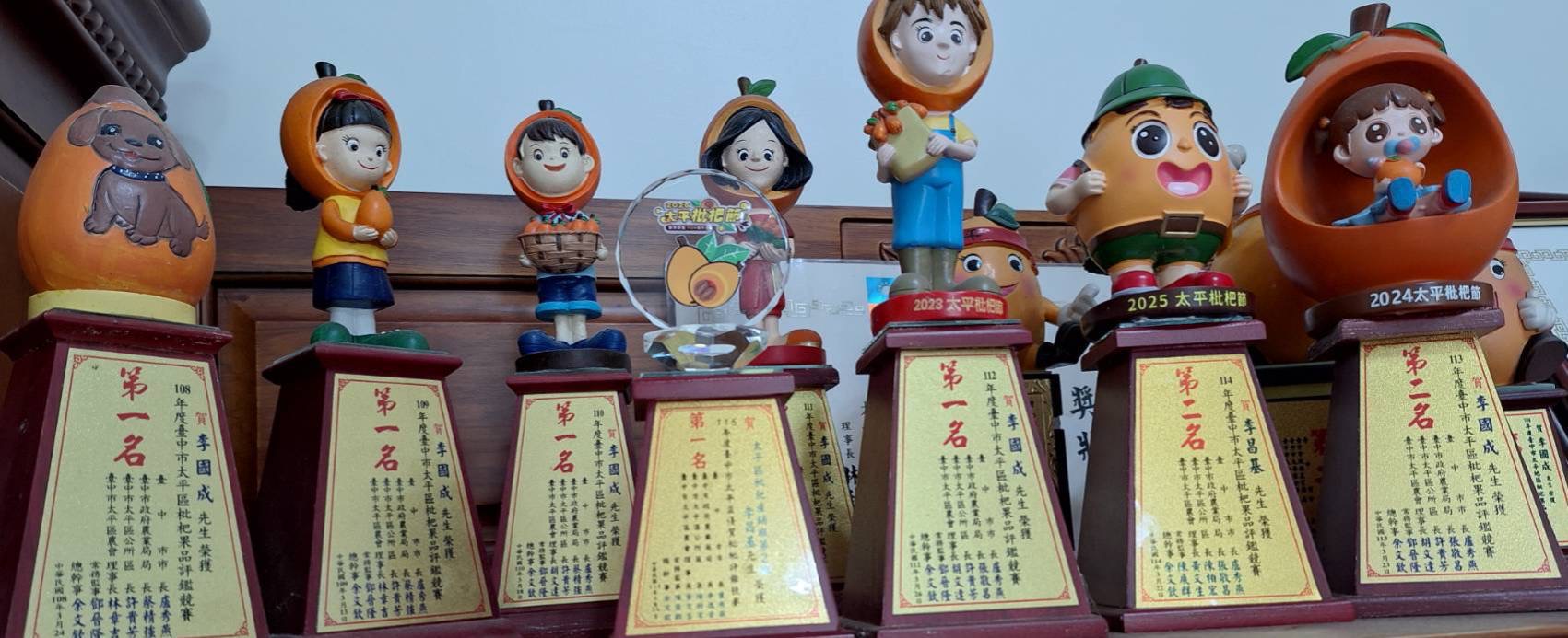 歷年得獎殊榮多到必須把大部分獎盃放在倉庫裡。（圖/莊育平翻攝）