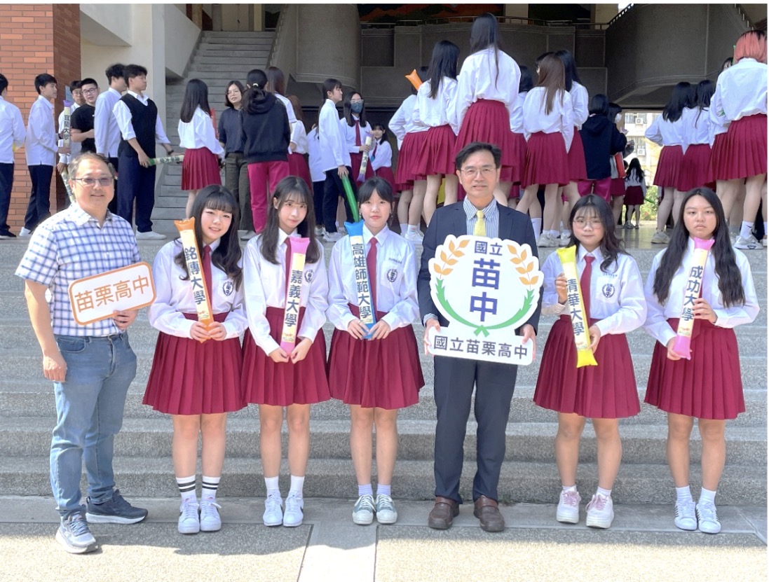 特殊選才學生開心與巫校長、教務主任合影。（圖/謝榮浤翻攝）