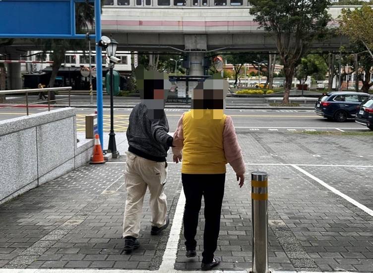 家屬接獲通知後火速趕赴文林派出所。見到母親安然無恙。（圖/謝榮浤翻攝）