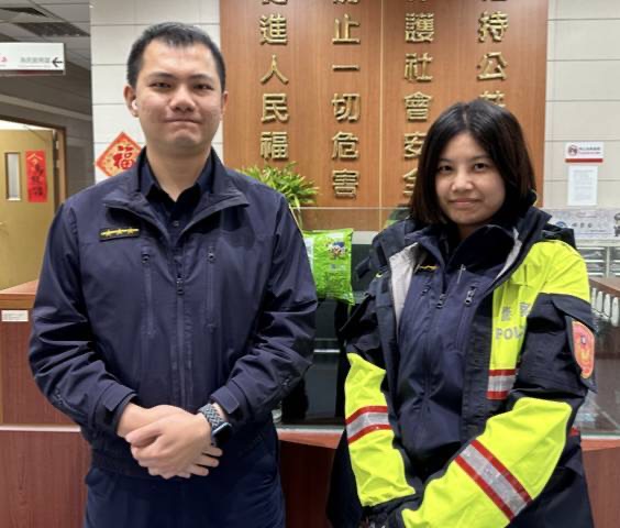 春節不打烊 士林警暖遞茶水糕餅 守護迷途長者平安返家