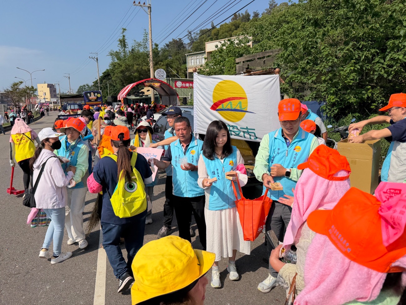     白沙屯媽祖回鑾南投不缺席　張嘉哲率團發送結緣品傳遞溫暖