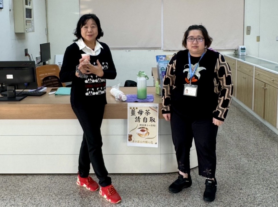 清水旅遊導覽中心提供薑茶服務。（圖/謝榮浤拍攝）