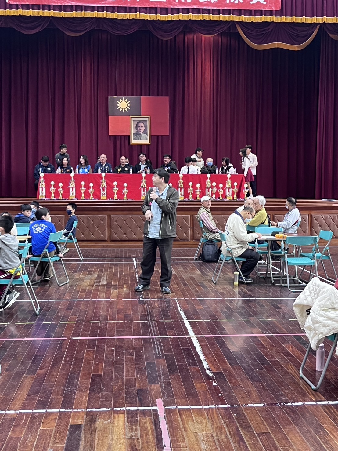 大會裁判長邱興邦先生宣佈比賽規則。（圖/國立苗栗高中提供）