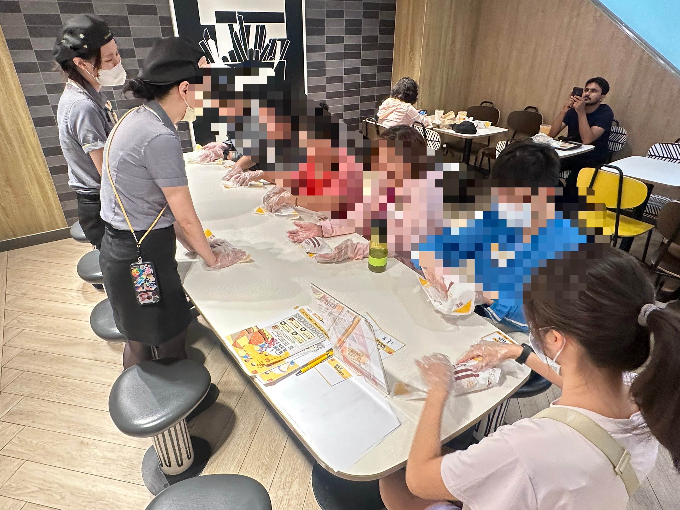 求職者現場模擬漢堡包裝。（圖/謝榮浤拍攝）