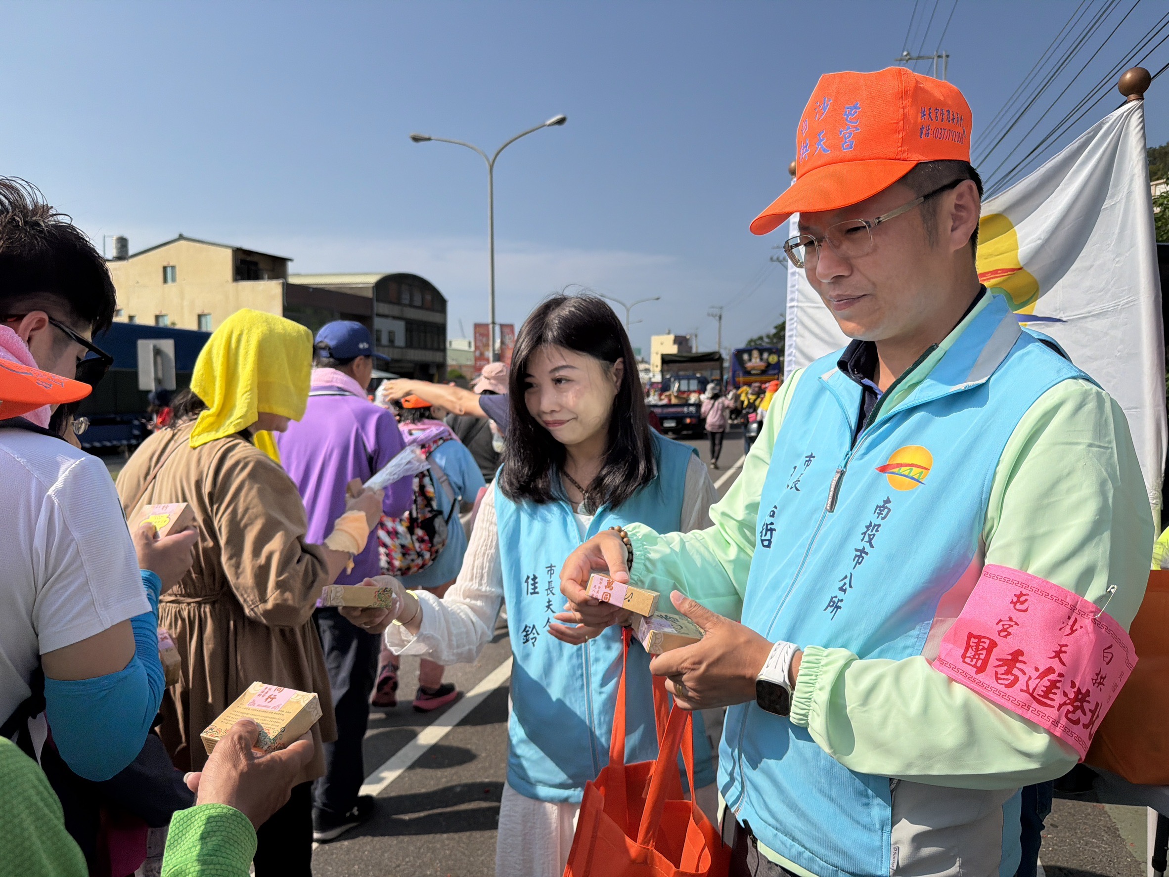 香燈腳在長途跋涉中仍堅持信念，令人動容。（圖/記者彭美惠翻攝）
