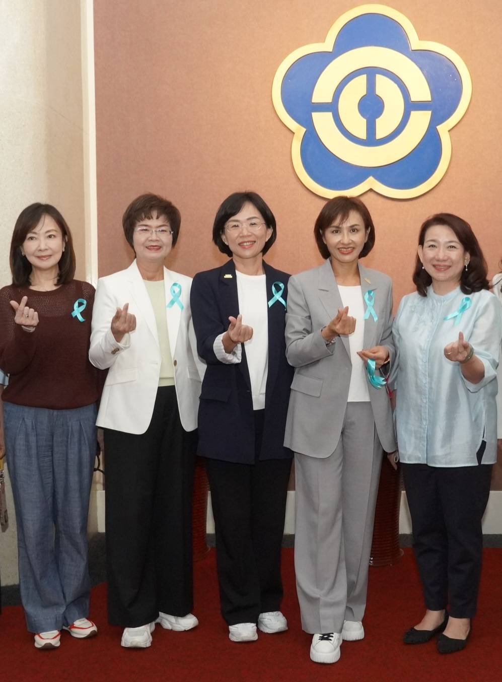 立委邱議瑩現身說法 串聯女力發放青絲帶守護女性健康
