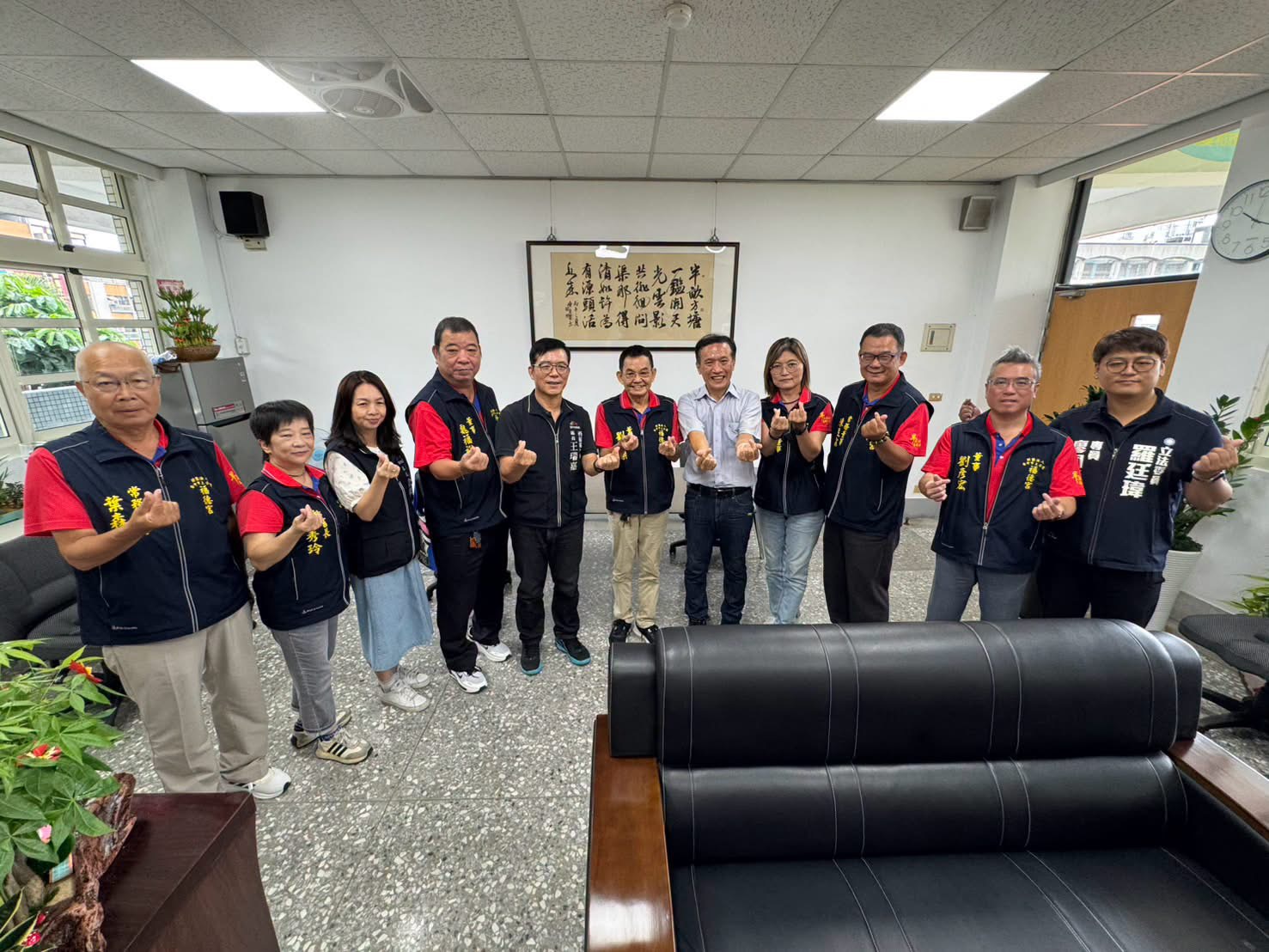 西區區長王瑞嘉等人共同見證福德宮捐助校園公益善舉。(圖/記者劉興峰拍攝)