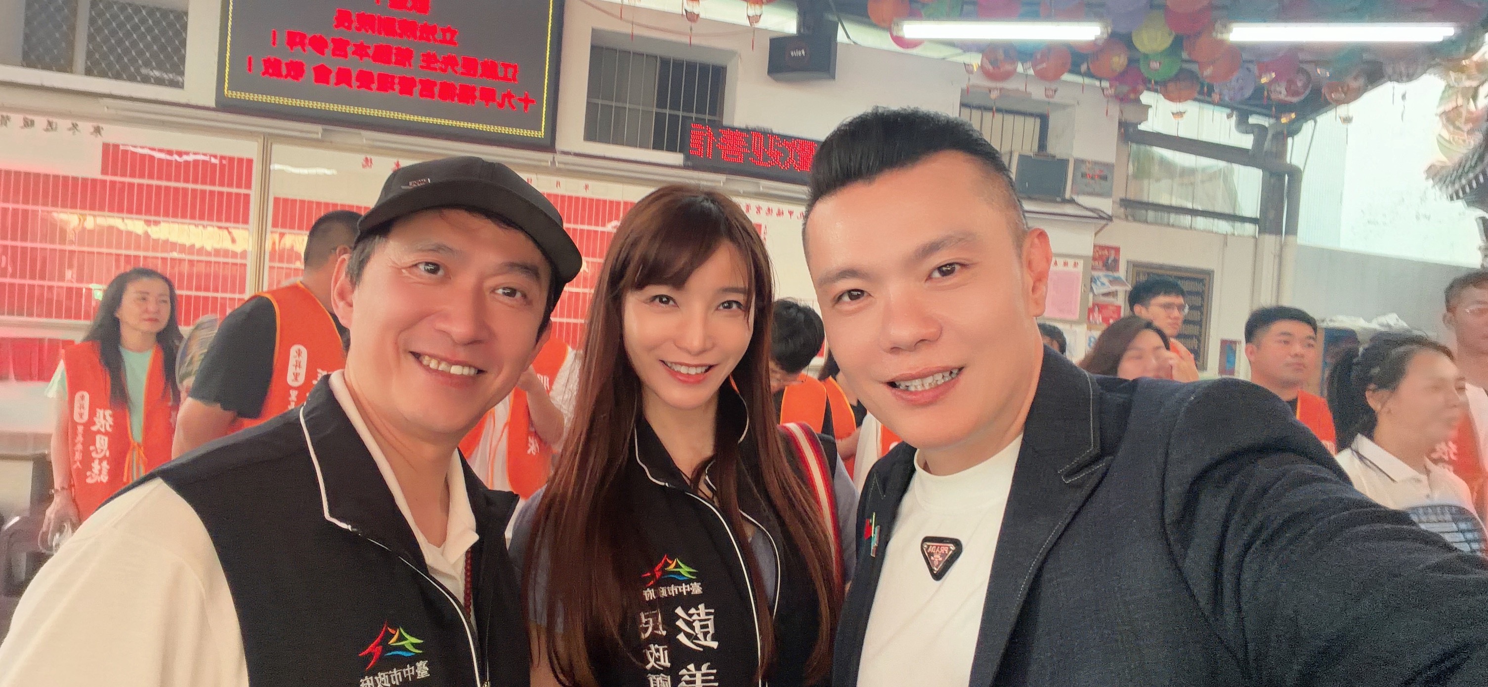江和樹議員長期關懷老弱婦孺及流浪貓狗,市府顧問謝榮浤形容其猶如「活佛」般熱心助人。(圖/彭美惠翻攝)