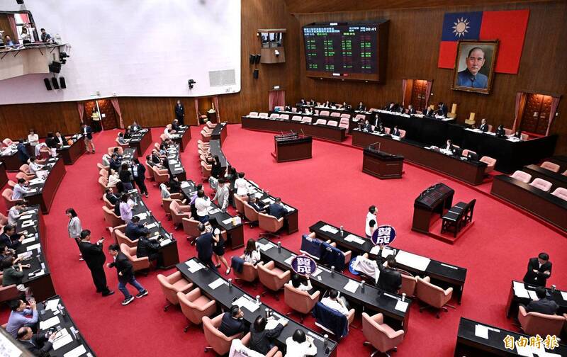 立法院延會至8月31日的制度性解析