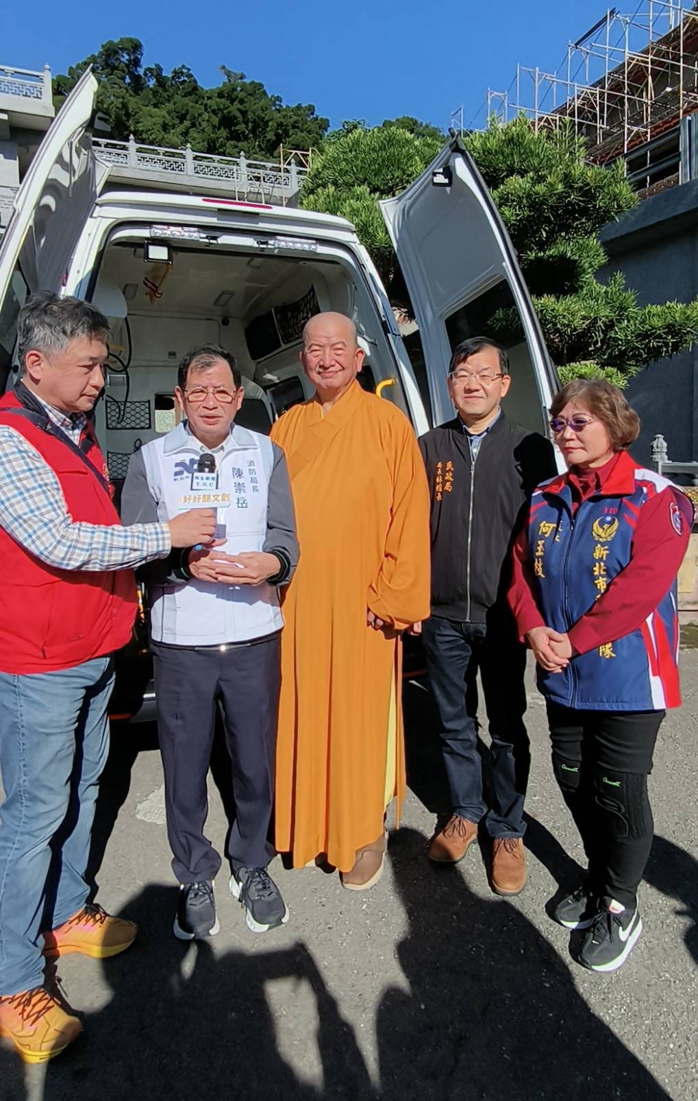 新北市消防局陳局長感謝海明寺傳承觀音大愛捐贈高頂救護車。(圖/謝榮浤拍攝)