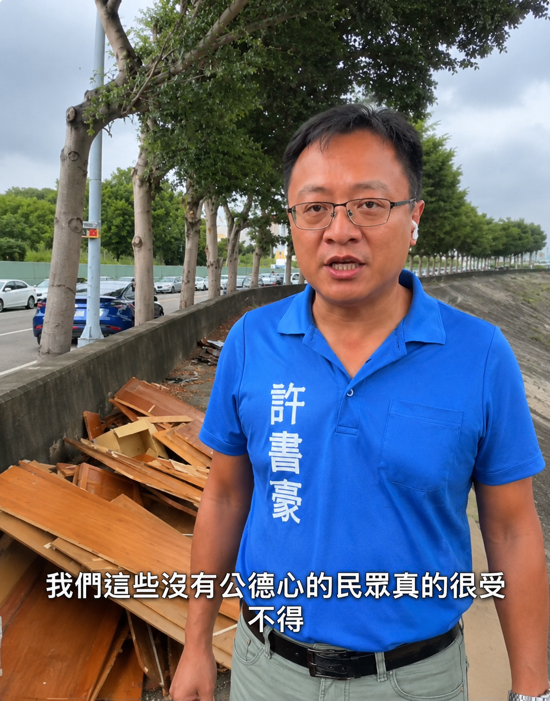 太平區旱溪西路河堤雜亂無章。(圖/謝榮浤翻攝)