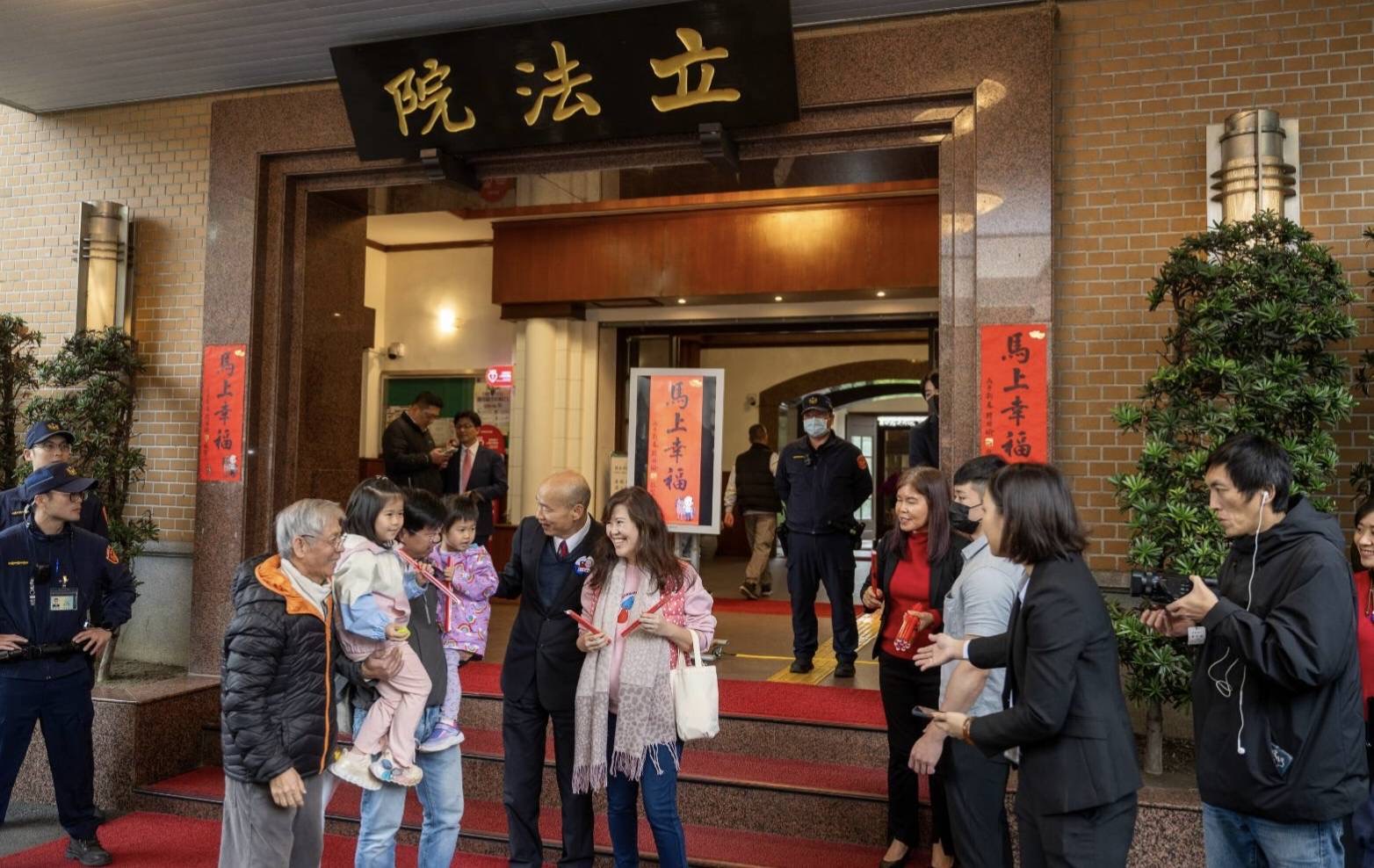 立法院中山南路正門前廣場發放限量「馬上幸福」馬年特別版春聯,現場排隊民眾踴躍。(圖/謝榮浤翻攝)