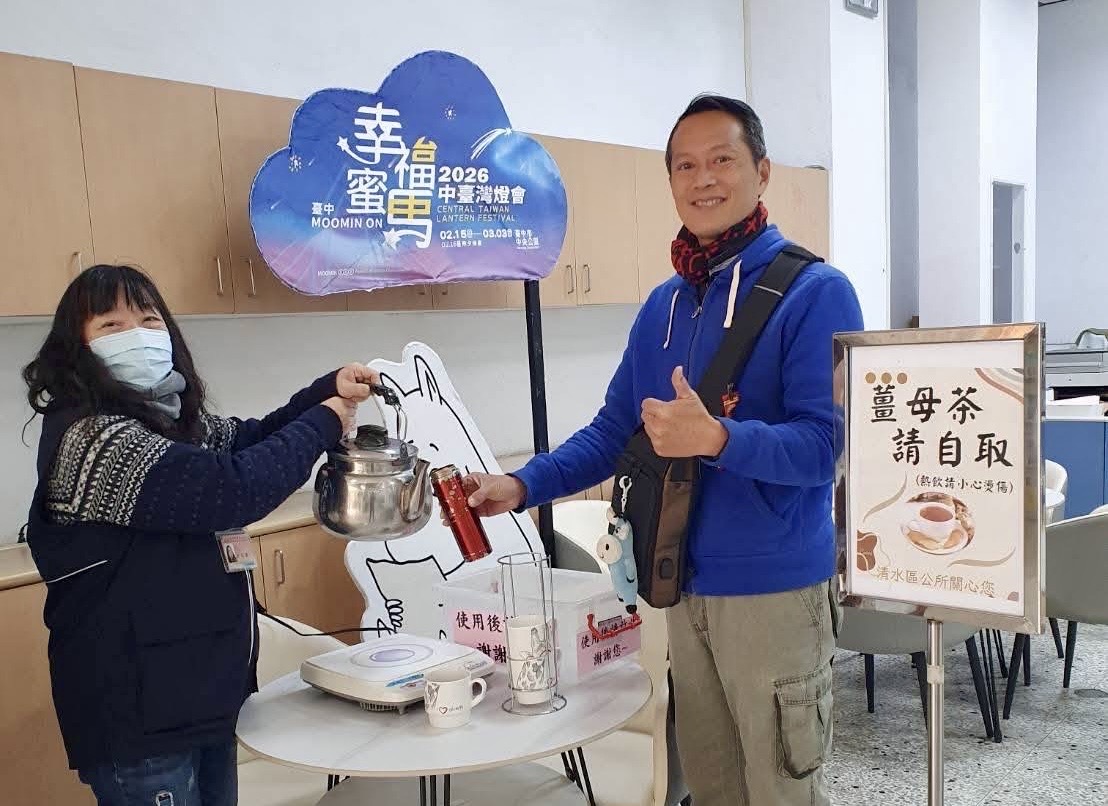 民眾到清水公所洽公喝薑茶與可愛姆明拍照，讓寒冬添加一絲溫暖。（圖/謝榮浤拍攝）